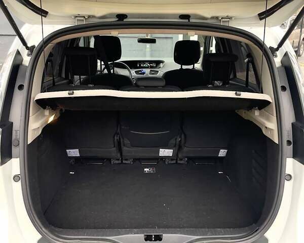 Белый Рено Megane Scenic, объемом двигателя 1.5 л и пробегом 232 тыс. км за 7300 $, фото 44 на Automoto.ua