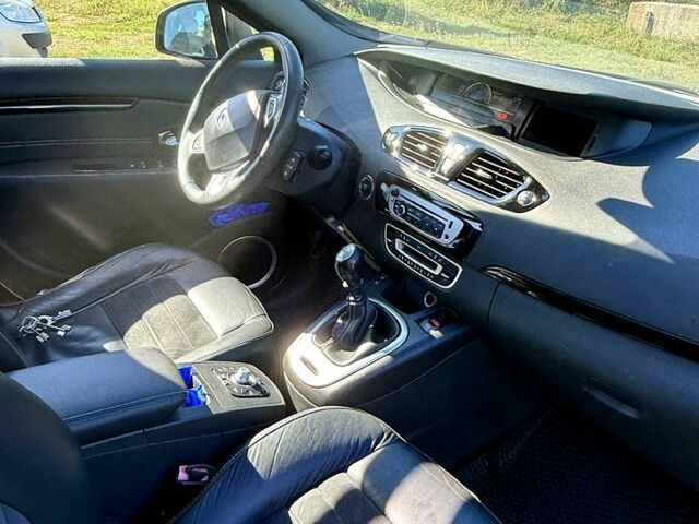 Черный Рено Megane Scenic, объемом двигателя 1.6 л и пробегом 257 тыс. км за 9800 $, фото 4 на Automoto.ua