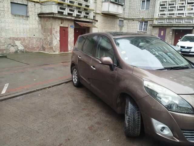 Коричневый Рено Megane Scenic, объемом двигателя 1.9 л и пробегом 349 тыс. км за 6000 $, фото 4 на Automoto.ua