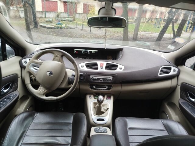 Коричневый Рено Megane Scenic, объемом двигателя 1.9 л и пробегом 349 тыс. км за 6000 $, фото 1 на Automoto.ua