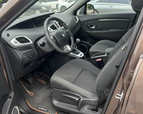 Коричневый Рено Megane Scenic, объемом двигателя 1.5 л и пробегом 217 тыс. км за 7900 $, фото 7 на Automoto.ua