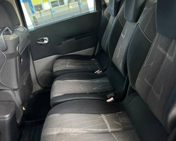Красный Рено Megane Scenic, объемом двигателя 2 л и пробегом 230 тыс. км за 4500 $, фото 16 на Automoto.ua