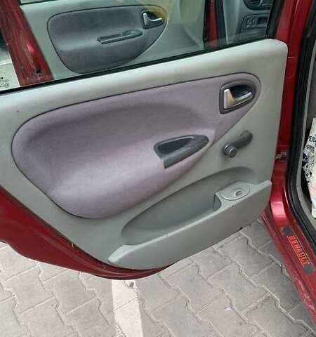 Красный Рено Megane Scenic, объемом двигателя 1.9 л и пробегом 242 тыс. км за 3500 $, фото 3 на Automoto.ua