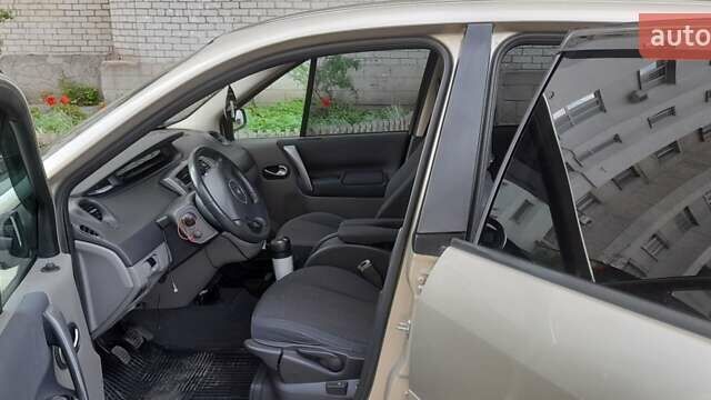 Рено Megane Scenic, объемом двигателя 1.6 л и пробегом 275 тыс. км за 6300 $, фото 4 на Automoto.ua