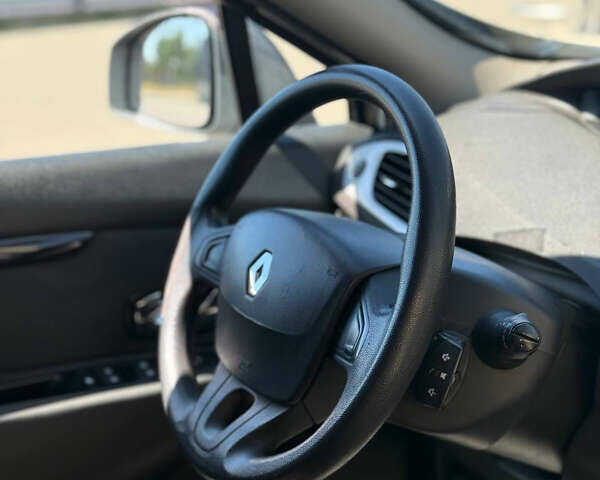 Серый Рено Megane Scenic, объемом двигателя 1.46 л и пробегом 350 тыс. км за 7000 $, фото 16 на Automoto.ua