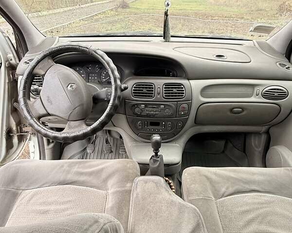 Серый Рено Megane Scenic, объемом двигателя 1.6 л и пробегом 450 тыс. км за 3500 $, фото 2 на Automoto.ua