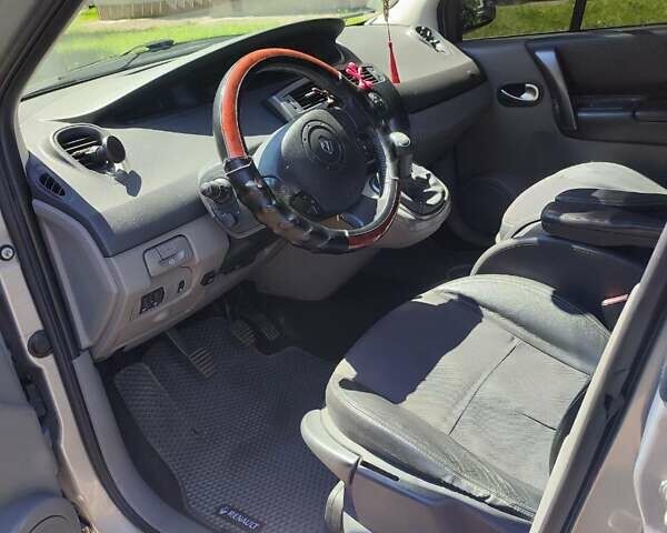 Серый Рено Megane Scenic, объемом двигателя 1.6 л и пробегом 330 тыс. км за 4200 $, фото 6 на Automoto.ua