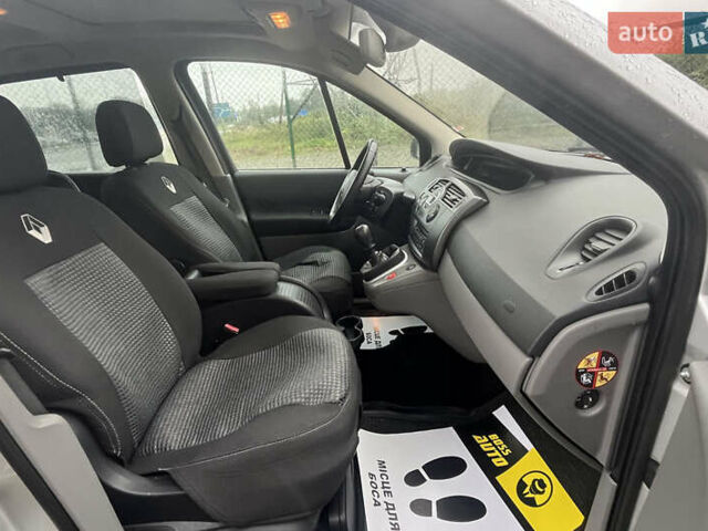 Сірий Рено Megane Scenic, об'ємом двигуна 2 л та пробігом 95 тис. км за 4650 $, фото 22 на Automoto.ua