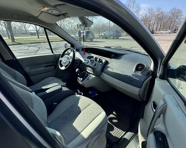Серый Рено Megane Scenic, объемом двигателя 1.5 л и пробегом 236 тыс. км за 5400 $, фото 7 на Automoto.ua