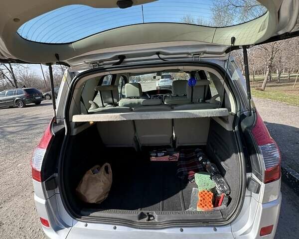 Серый Рено Megane Scenic, объемом двигателя 1.5 л и пробегом 236 тыс. км за 5400 $, фото 21 на Automoto.ua