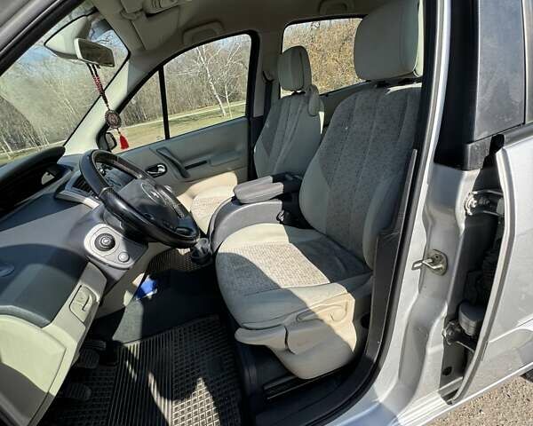 Серый Рено Megane Scenic, объемом двигателя 1.5 л и пробегом 236 тыс. км за 5400 $, фото 1 на Automoto.ua