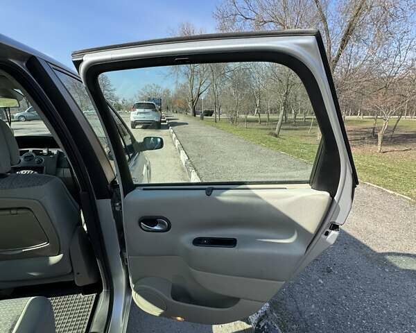 Серый Рено Megane Scenic, объемом двигателя 1.5 л и пробегом 236 тыс. км за 5400 $, фото 20 на Automoto.ua