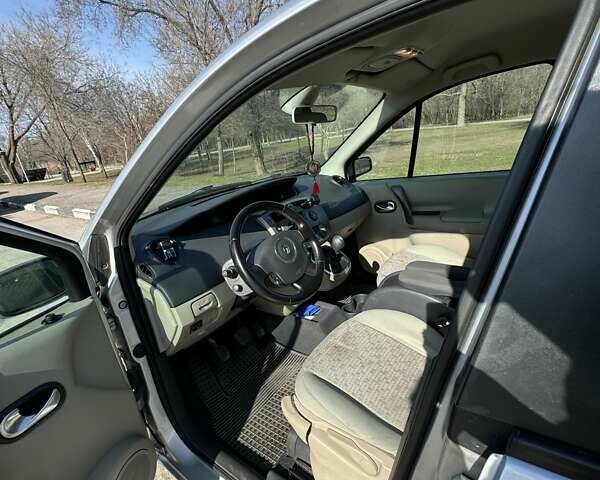 Серый Рено Megane Scenic, объемом двигателя 1.5 л и пробегом 236 тыс. км за 5400 $, фото 16 на Automoto.ua