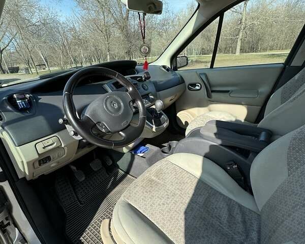 Серый Рено Megane Scenic, объемом двигателя 1.5 л и пробегом 236 тыс. км за 5400 $, фото 17 на Automoto.ua