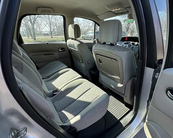 Серый Рено Megane Scenic, объемом двигателя 1.5 л и пробегом 236 тыс. км за 5400 $, фото 18 на Automoto.ua