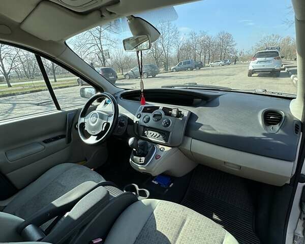 Серый Рено Megane Scenic, объемом двигателя 1.5 л и пробегом 236 тыс. км за 5400 $, фото 9 на Automoto.ua