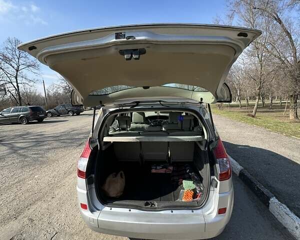 Серый Рено Megane Scenic, объемом двигателя 1.5 л и пробегом 236 тыс. км за 5400 $, фото 22 на Automoto.ua