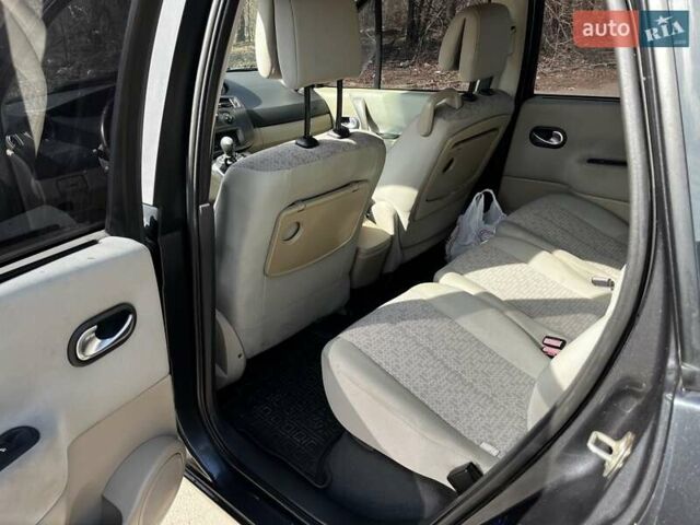 Серый Рено Megane Scenic, объемом двигателя 1.6 л и пробегом 285 тыс. км за 4500 $, фото 13 на Automoto.ua
