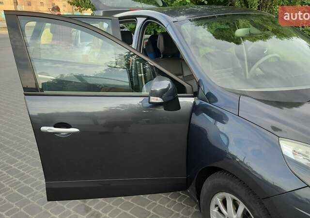 Серый Рено Megane Scenic, объемом двигателя 1.46 л и пробегом 240 тыс. км за 7900 $, фото 36 на Automoto.ua