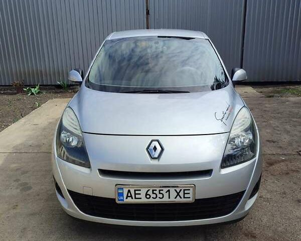 Серый Рено Megane Scenic, объемом двигателя 1.6 л и пробегом 184 тыс. км за 8200 $, фото 1 на Automoto.ua