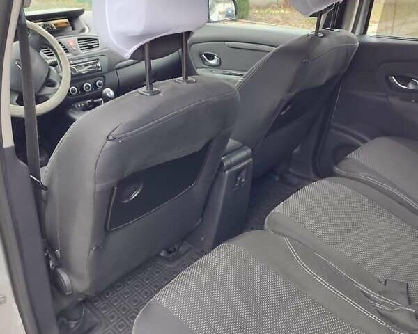 Серый Рено Megane Scenic, объемом двигателя 1.6 л и пробегом 184 тыс. км за 8200 $, фото 19 на Automoto.ua