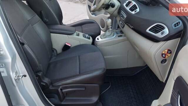 Серый Рено Megane Scenic, объемом двигателя 1.5 л и пробегом 247 тыс. км за 6850 $, фото 10 на Automoto.ua