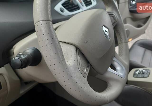Серый Рено Megane Scenic, объемом двигателя 1.46 л и пробегом 240 тыс. км за 7900 $, фото 77 на Automoto.ua