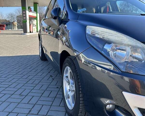 Серый Рено Megane Scenic, объемом двигателя 1.5 л и пробегом 212 тыс. км за 7000 $, фото 2 на Automoto.ua