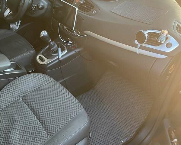 Серый Рено Megane Scenic, объемом двигателя 1.5 л и пробегом 328 тыс. км за 6700 $, фото 16 на Automoto.ua