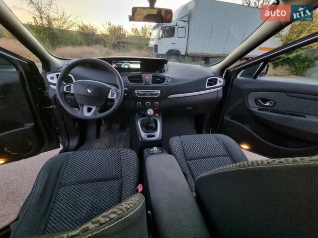 Серый Рено Megane Scenic, объемом двигателя 1.5 л и пробегом 296 тыс. км за 6500 $, фото 20 на Automoto.ua