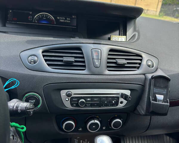 Серый Рено Megane Scenic, объемом двигателя 1.5 л и пробегом 181 тыс. км за 8500 $, фото 6 на Automoto.ua