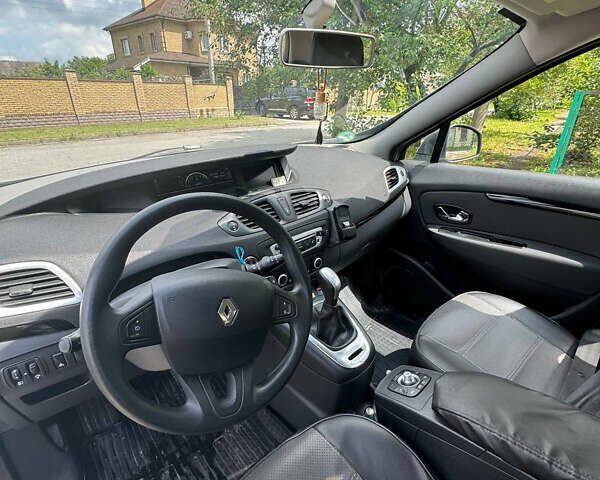 Серый Рено Megane Scenic, объемом двигателя 1.5 л и пробегом 181 тыс. км за 8500 $, фото 1 на Automoto.ua