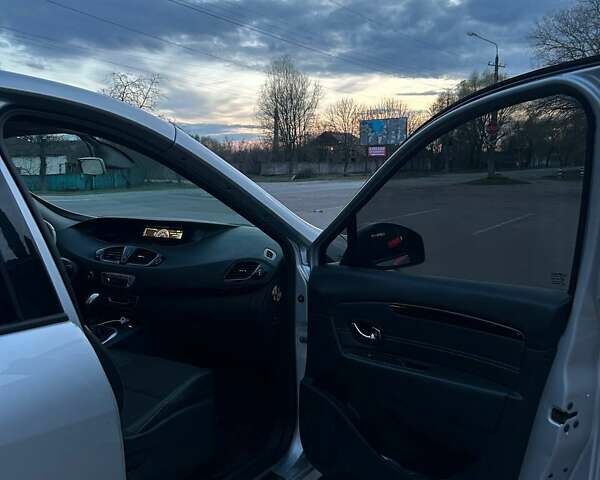 Серый Рено Megane Scenic, объемом двигателя 1.5 л и пробегом 291 тыс. км за 8500 $, фото 12 на Automoto.ua