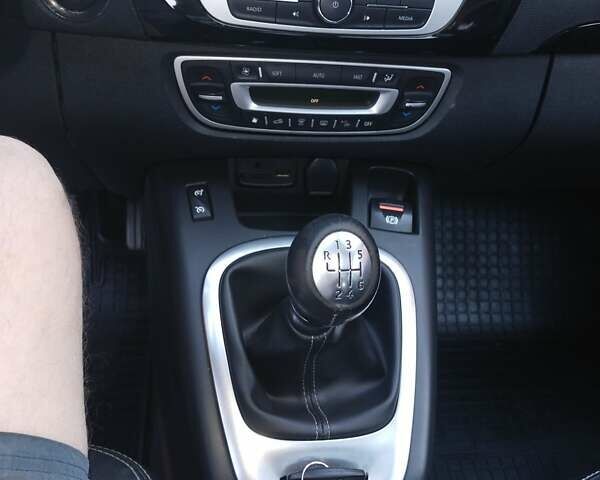 Серый Рено Megane Scenic, объемом двигателя 1.6 л и пробегом 133 тыс. км за 11000 $, фото 8 на Automoto.ua