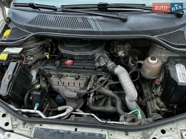 Зеленый Рено Megane Scenic, объемом двигателя 1.4 л и пробегом 250 тыс. км за 3450 $, фото 10 на Automoto.ua