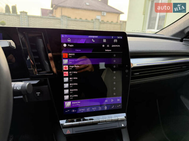 Белый Рено Scenic E-TECH, объемом двигателя 0 л и пробегом 14 тыс. км за 31000 $, фото 75 на Automoto.ua