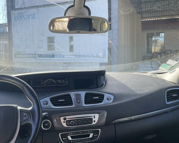 Белый Рено Scenic XMOD, объемом двигателя 1.6 л и пробегом 255 тыс. км за 10300 $, фото 19 на Automoto.ua