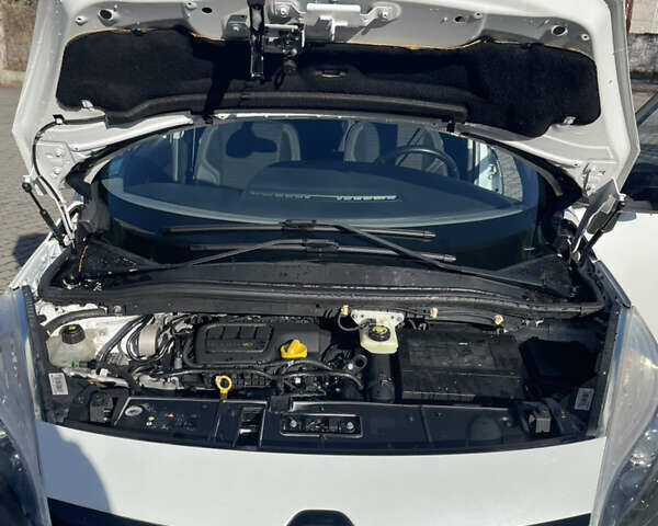 Белый Рено Scenic XMOD, объемом двигателя 1.6 л и пробегом 255 тыс. км за 10300 $, фото 30 на Automoto.ua