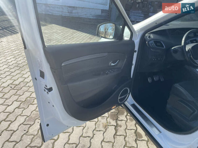 Белый Рено Scenic XMOD, объемом двигателя 1.6 л и пробегом 255 тыс. км за 10300 $, фото 11 на Automoto.ua