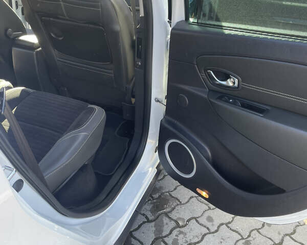 Белый Рено Scenic XMOD, объемом двигателя 1.6 л и пробегом 255 тыс. км за 10300 $, фото 27 на Automoto.ua