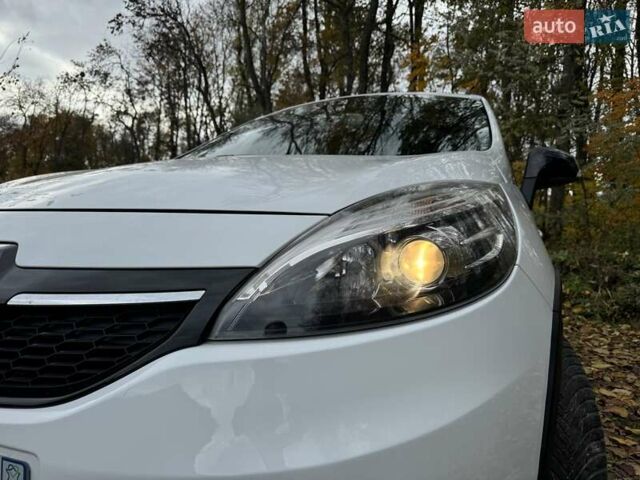 Білий Рено Scenic XMOD, об'ємом двигуна 1.6 л та пробігом 210 тис. км за 9690 $, фото 13 на Automoto.ua