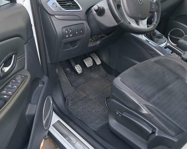 Белый Рено Scenic XMOD, объемом двигателя 1.6 л и пробегом 268 тыс. км за 8900 $, фото 6 на Automoto.ua