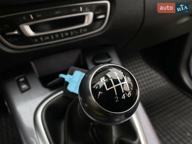 Красный Рено Scenic XMOD, объемом двигателя 1.5 л и пробегом 227 тыс. км за 9400 $, фото 61 на Automoto.ua