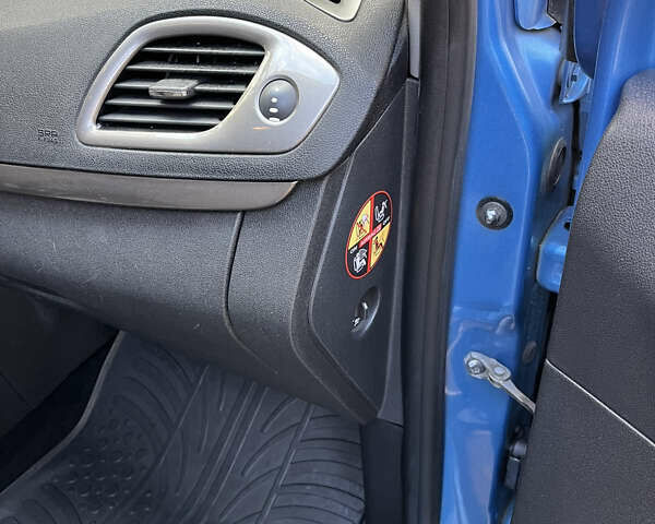 Синий Рено Scenic XMOD, объемом двигателя 1.5 л и пробегом 231 тыс. км за 9650 $, фото 33 на Automoto.ua