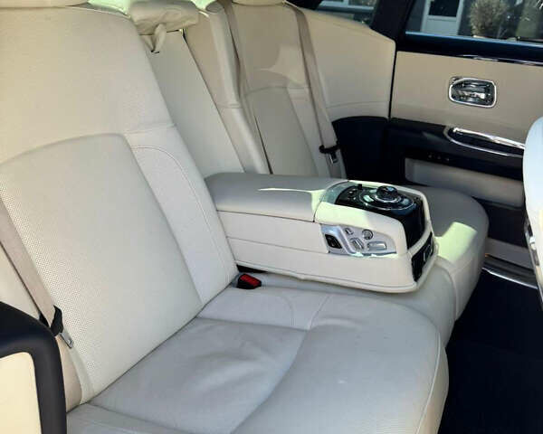 Черный Ролс Ройс Гост, объемом двигателя 6.6 л и пробегом 70 тыс. км за 85000 $, фото 16 на Automoto.ua