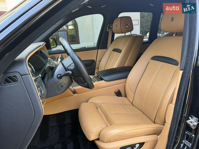 Черный Ролс Ройс Cullinan, объемом двигателя 6.75 л и пробегом 57 тыс. км за 385000 $, фото 10 на Automoto.ua