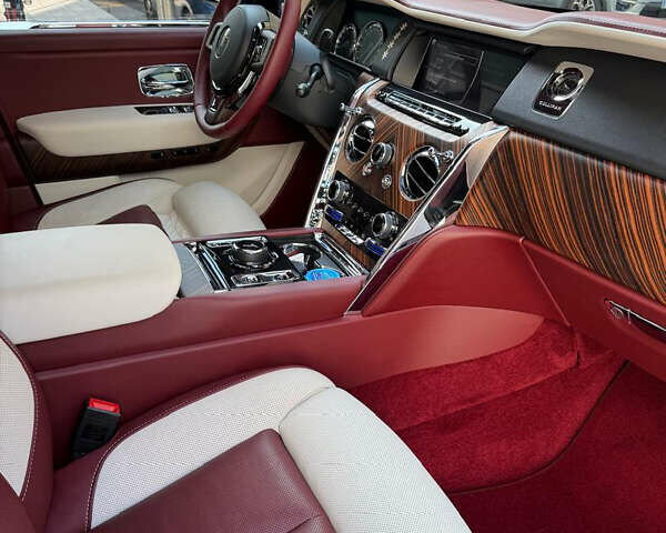 Черный Ролс Ройс Cullinan, объемом двигателя 6.7 л и пробегом 28 тыс. км за 414000 $, фото 12 на Automoto.ua