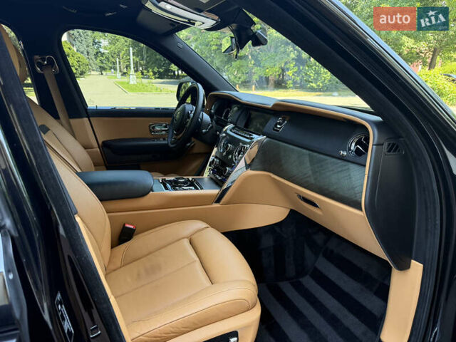 Черный Ролс Ройс Cullinan, объемом двигателя 6.75 л и пробегом 57 тыс. км за 385000 $, фото 22 на Automoto.ua