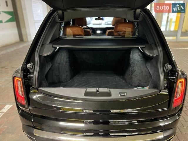 Черный Ролс Ройс Cullinan, объемом двигателя 6.7 л и пробегом 50 тыс. км за 390000 $, фото 7 на Automoto.ua