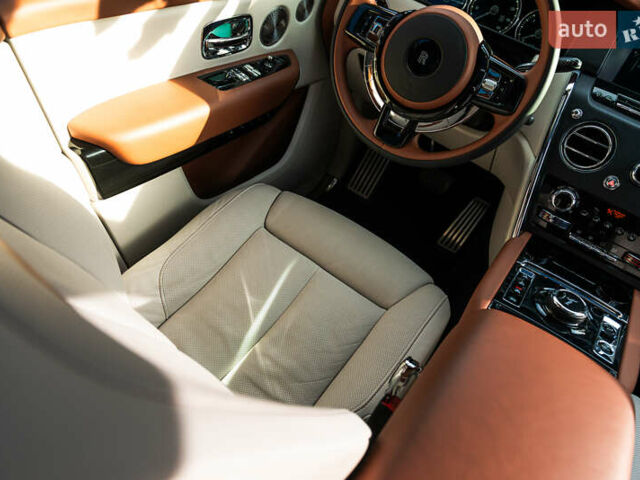 Черный Ролс Ройс Cullinan, объемом двигателя 0 л и пробегом 52 тыс. км за 440000 $, фото 52 на Automoto.ua